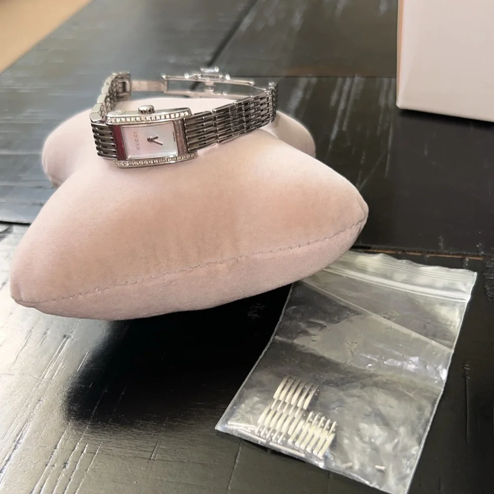 Gucci 8600 Series watch with mother of pearl face and diamonds - Picture 7 of 8
